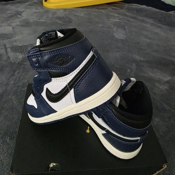 Jordan 1 Retro High OG (TD) Sneakers - Picture 8 of 9